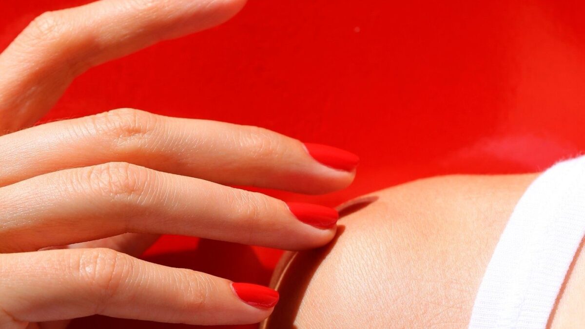 È finita l’era del «lipstick effect». Ora si punta sulle unghie