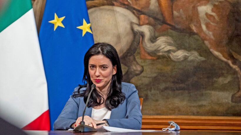 La Azzolina: «Test a campione agli studenti»