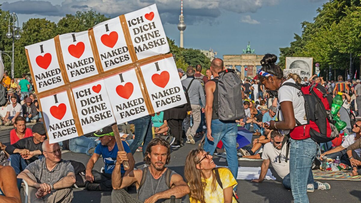 Se non ci si arrende arriva la fatwa. «Chi va in piazza è un negazionista»