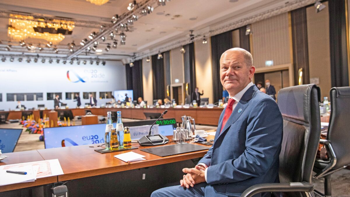 Noi perdiamo tempo a subire ricatti. La Germania straccia le regole Ue
