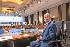 Noi perdiamo tempo a subire ricatti. La Germania straccia le regole Ue
