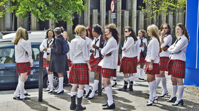 Esibire il corpo non rende più liberi. A scuola deve tornare l’uniforme