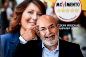 Nel disastro annunciato dei grillini Crimi cola a picco e Giggino risale