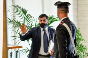 I magistrati: «Indagateci tutti»