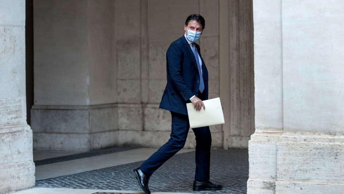 Gli istituti sbugiardano il premier: «I Dpi devono procurarli i genitori»