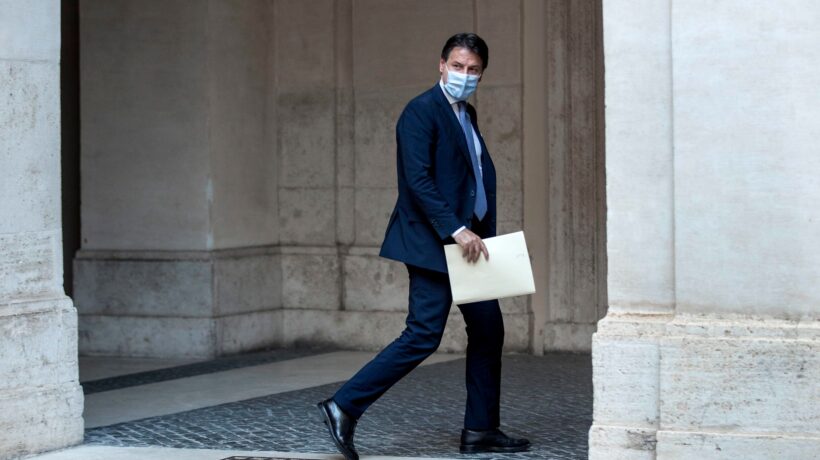 Gli istituti sbugiardano il premier: «I Dpi devono procurarli i genitori»