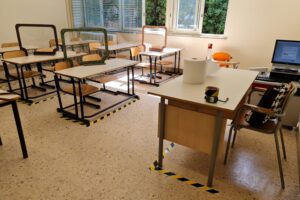 Banchi, docenti, aule e Dpi. La ripartenza è azzoppata e sette regioni la rinviano