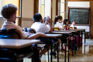 Le forze dell’ordine non servono nelle aule