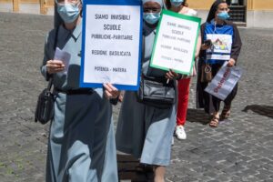 Paritarie: «Consegnate quasi 100.000 firme. Patti educativi fermi al palo per questioni ideologiche»
