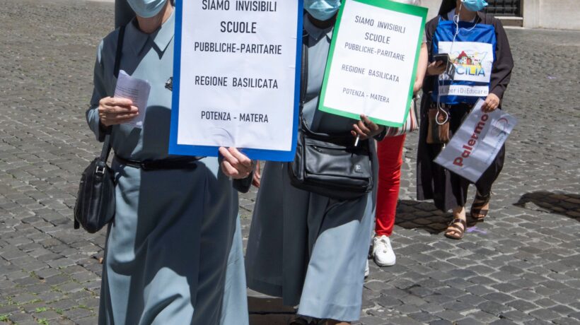 Paritarie: «Consegnate quasi 100.000 firme. Patti educativi fermi al palo per questioni ideologiche»