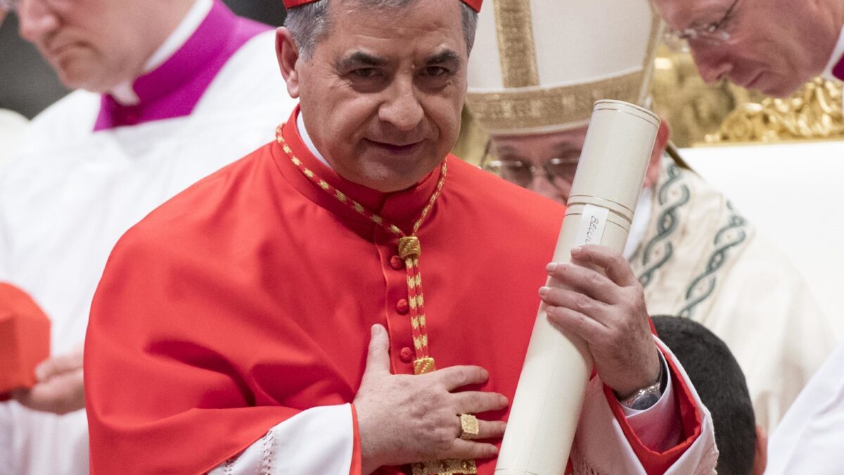Bomba in Vaticano. Becciu convocato dal Papa molla il cardinalato