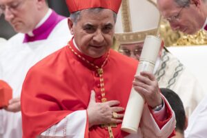 Bomba in Vaticano. Becciu convocato dal Papa molla il cardinalato