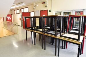 La consegna dei banchi rimane un miraggio