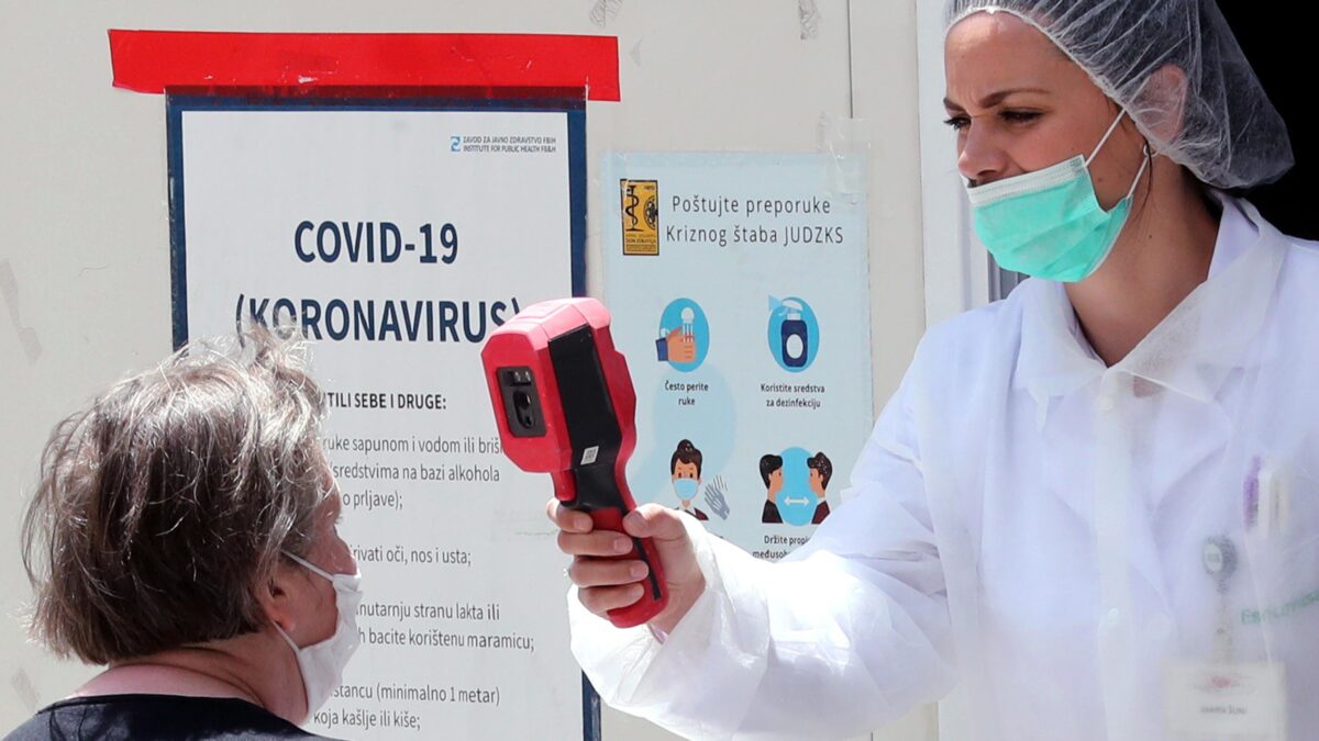La Azzolina alla guerra della febbre: «La misurino le famiglie a casa»