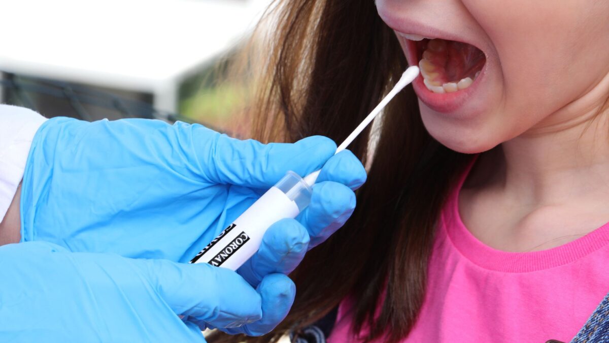 Pochi vaccini e test lenti, rischio caos. E il premier fa il ganzo sui supplenti