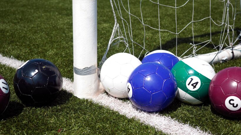Calcio biliardo, sulle moto o sul sapone: il pallone che non ti aspetti