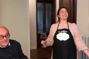 Le pillole di galateo di Petra e Carlo: come mangiare il risotto e fare cin cin con i bicchieri