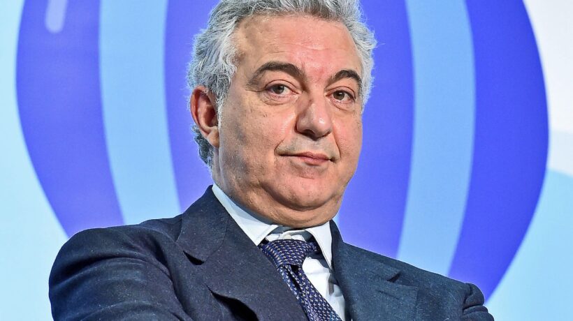 Il mistero della mini ditta che ha vinto il maxi appalto da 45 milioni per i banchi
