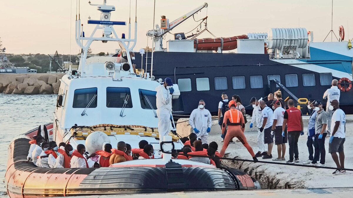 Immigrati infetti ad Amantea si oppongono all’isolamento. La prefettura invia l’esercito