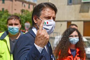 Il colpo di mano sui servizifa tremare il trono di Conte