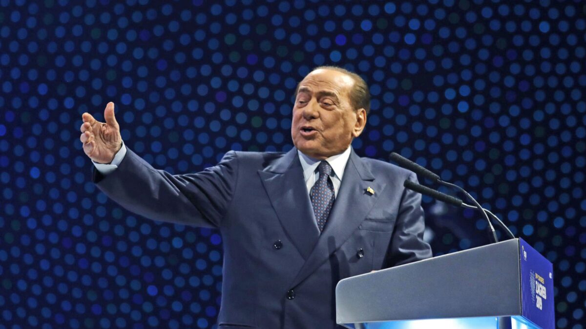 Silvio ricoverato ma sotto controllo. De Benedetti senza vergogna l’insulta