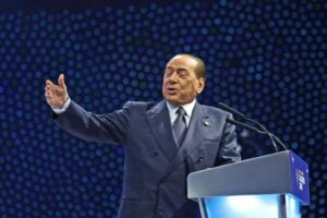 Silvio ricoverato ma sotto controllo. De Benedetti senza vergogna l’insulta