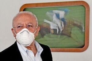Soldi all’estero e assegni fantasma. L’antiriciclaggio «punta» i De Luca
