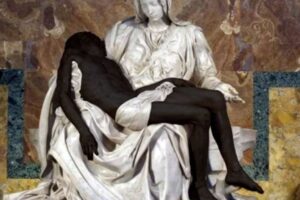 Il Cristo nero in braccio alla Vergine è solo l’ennesimo fuoco di Paglia