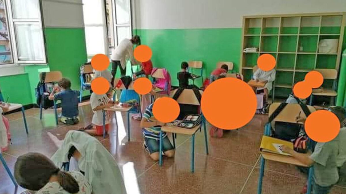 Studenti inginocchiati per terra, bimbi down respinti: incubo in aula