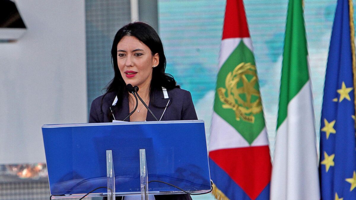 Azzolina surreale: nega i guai e si promuove