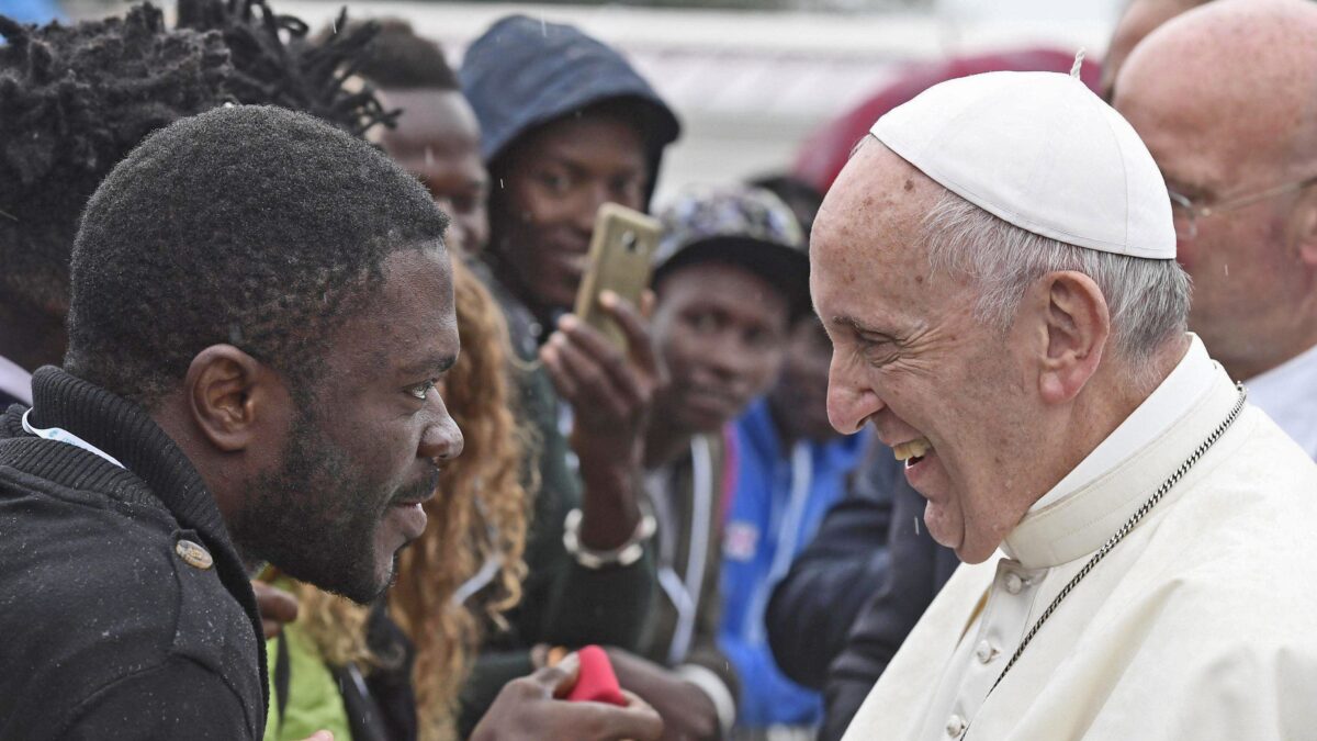 Ci è cascato anche il papa: «Non è pazzo, è clandestino»