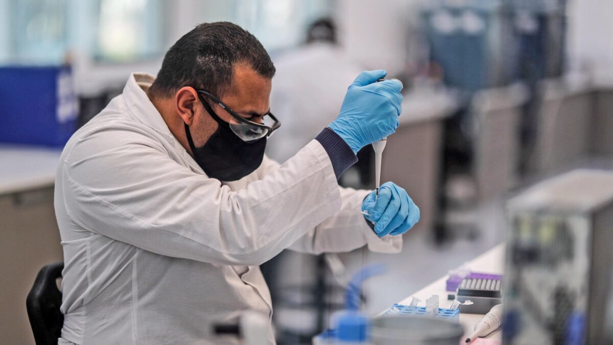 I vaccini basteranno solo per gli anziani. Le farmacie devono comprarli all’estero