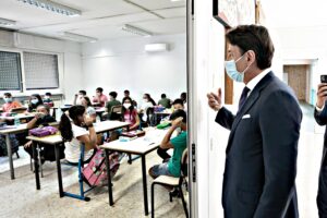 La scuola di Conte jr riapre per finta. E sugli alunni piovono regole illogiche