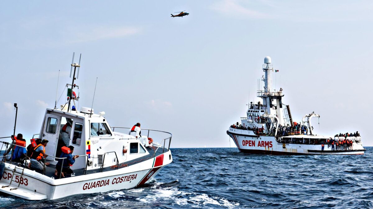 Nuovo trucco Ong: tuffo in mare e salvataggio