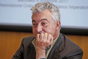 Banchi, la consegna col freno a mano