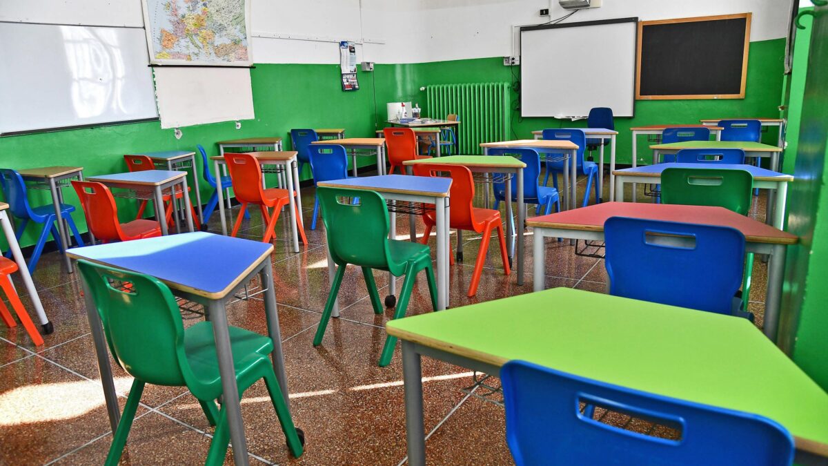 Adesso il banco bisogna portarselo da casa