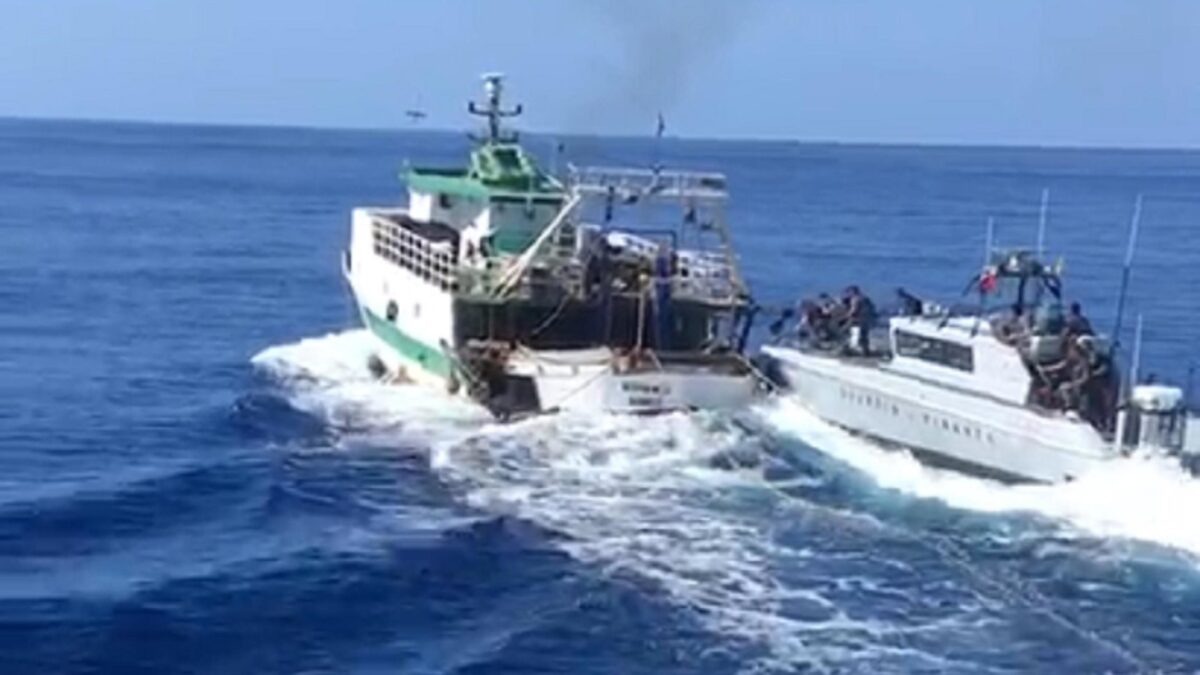 Ci invadono anche i pescatori. Imbarcazione tunisina sperona una nave militare