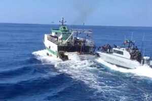 Ci invadono anche i pescatori. Imbarcazione tunisina sperona una nave militare