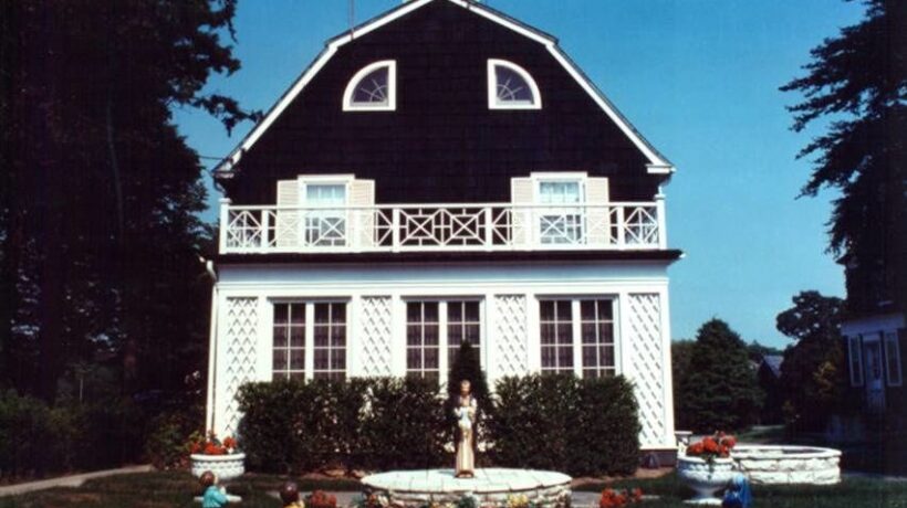 La casa di Amityville ha offerto ispirazione per una serie di film e libri (Wikipedia)