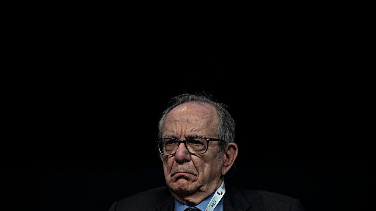 Padoan campione di conflitto di interessi