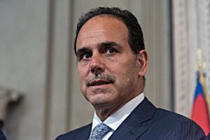 Schiaffo al premier dal capo dei senatori pd