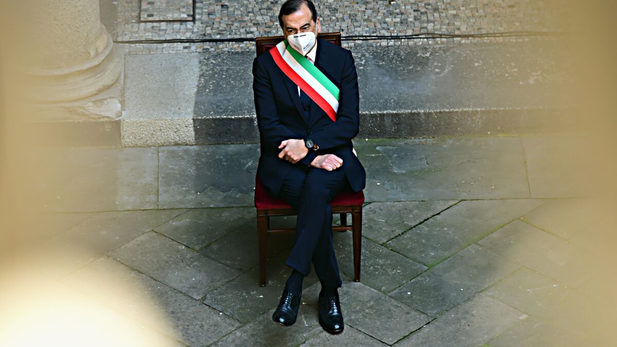 Il sindaco militarizza gli aperitivi ma lascia spalancati i suk abusivi