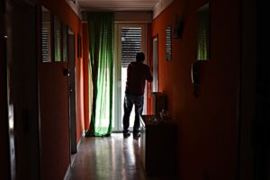De Luca chiude le scuole e sfida Roma. La Azzolina prepara il contrattacco