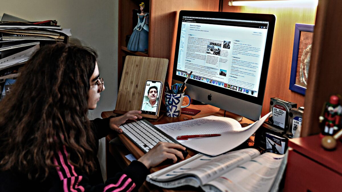 Disfatta totale dell’Azzolina. La scuola passa a distanza