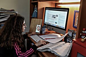Disfatta totale dell’Azzolina. La scuola passa a distanza