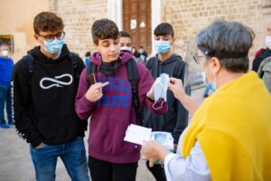 Trovata orwelliana al liceo artistico. Se «neghi l’emergenza» ti puniscono