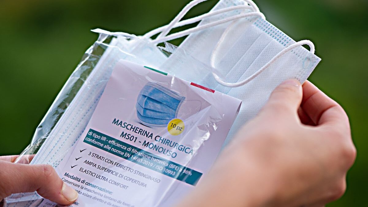 La mascherina all’aperto è dannosa