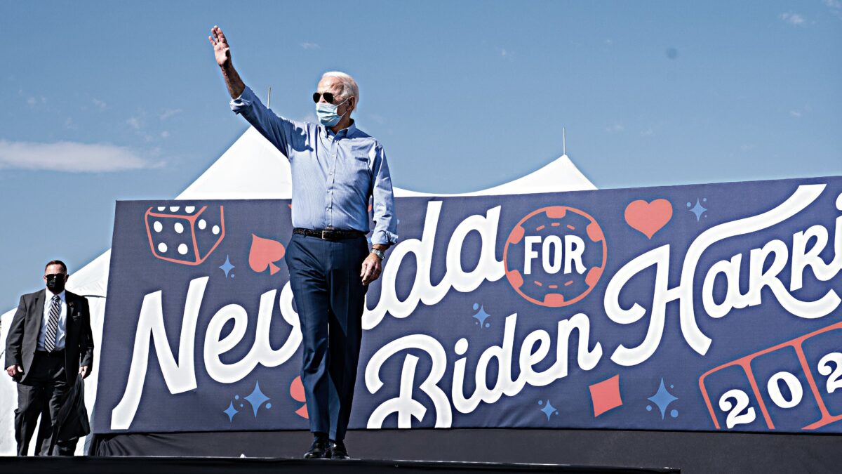 Twitter e Facebook oscurano menzogne e maneggi dei Biden