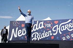 Twitter e Facebook oscurano menzogne e maneggi dei Biden