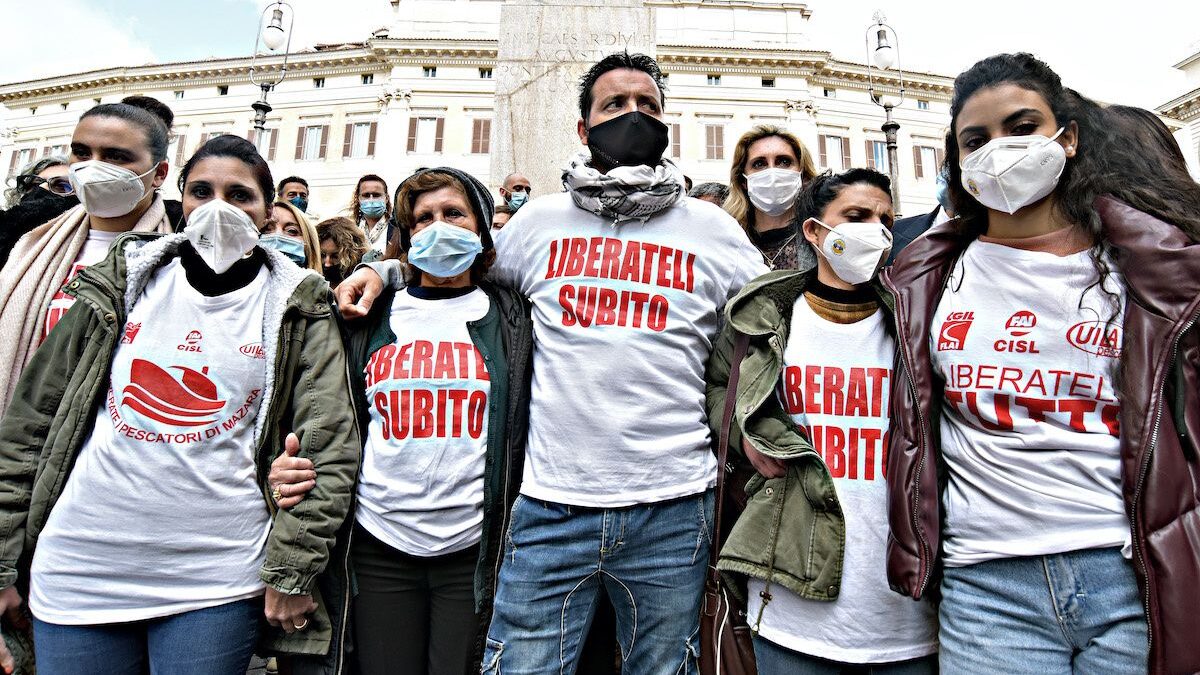 Anziché liberare i pescatori in Libia il governo dice che hanno sbagliato